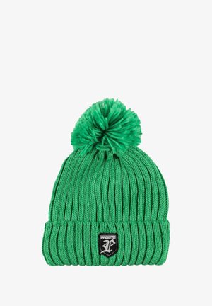 Zielona dzianinowa czapka z prążkowaną teksturą, wyposażona w dużą pompon na górze oraz małą czarną naszywkę z logo na złożonym mankiecie.