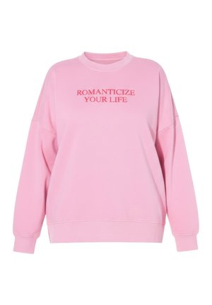 Roze trui met ronde hals en lange mouwen, rode tekst "ROMANTICIZE YOUR LIFE" gecentreerd op de borst.