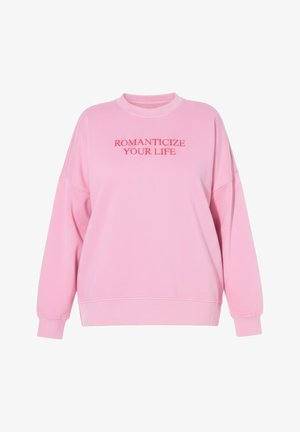 Różowa bluza z okrągłym dekoltem i długimi rękawami, z czerwonym napisem „ROMANTICIZE YOUR LIFE” na środku klatki piersiowej.