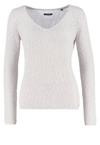 Jasnoszary sweter dziergany na drutach z dekoltem w serek, długimi rękawami i fakturowanym wzorem na całej powierzchni. Minimalistyczny design bez widocznych okuć ani ozdób.