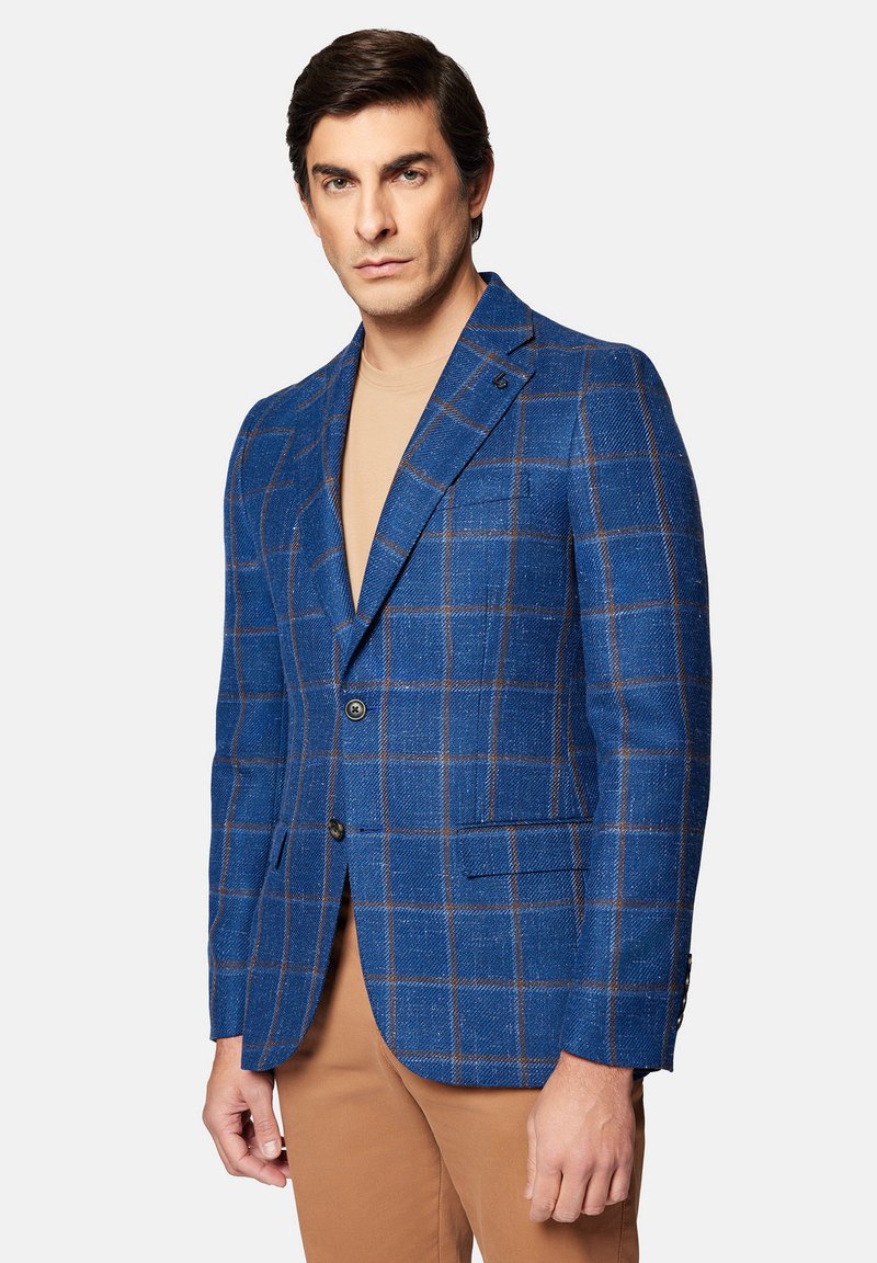 Niebieski plaszczyk w kratę wykonany z teksturowanej tkaniny z brązowymi akcentami, z klapami, dwiema guzikami i bocznymi kieszeniami.