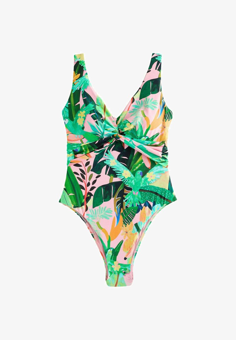 Maillot de bain une pièce avec décolleté en V profond, devant torsadé, et imprimé tropical coloré avec des perroquets verts et une végétation luxuriante sur fond rose.