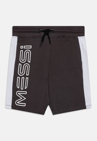 Schwarze Sportshorts mit weißen Seiteneinsätzen, mit einem Kordelzugbund und dem Logo "MESSI" in fettem weißen Schriftzug auf der linken Seite.