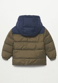 Dziecięca oliwkowa kurtka puchowa z granatowym, wyściełanym kapturem, elastycznymi mankietami i poziomym pikowaniem, pokazana z tyłu.