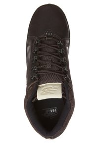 Sneaker in pelle marrone e rete, con design a lacci, colletto imbottito, linguetta a contrasto con logo e fodera nera testurizzata.