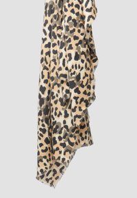 Leopardprint sjaal in beige en zwart met franjes. Gemaakt van zachte stof, met een gelaagd, gedrapeerd ontwerp voor extra textuur.