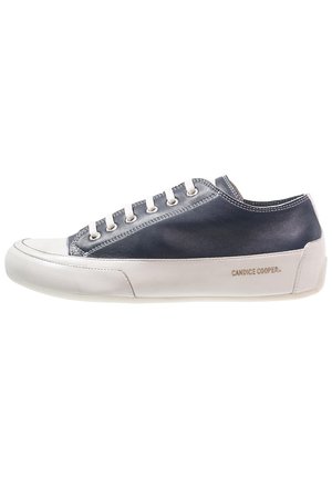 Blaue Ledersneaker mit weißer Gummisohle. Mit sechs Ösen, kontrastierendem Stepp und "CANDICE COOPER"-Prägung an der Seite.