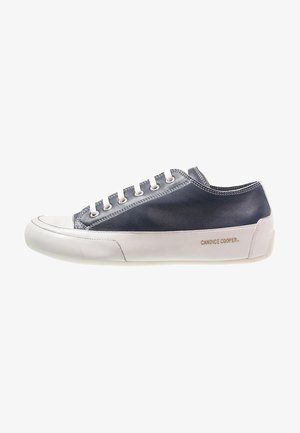 Sneaker in pelle blu con suola in gomma bianca. Presenta sei fori per i lacci, cuciture a contrasto e la scritta "CANDICE COOPER." impressa sul lato.
