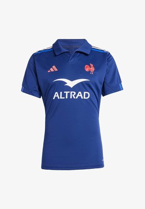 Niebieska koszulka polo wykonana z lekkiego materiału z kołnierzykiem. Ma czerwone akcenty, białe logo marki oraz emblemat koguta na piersi.