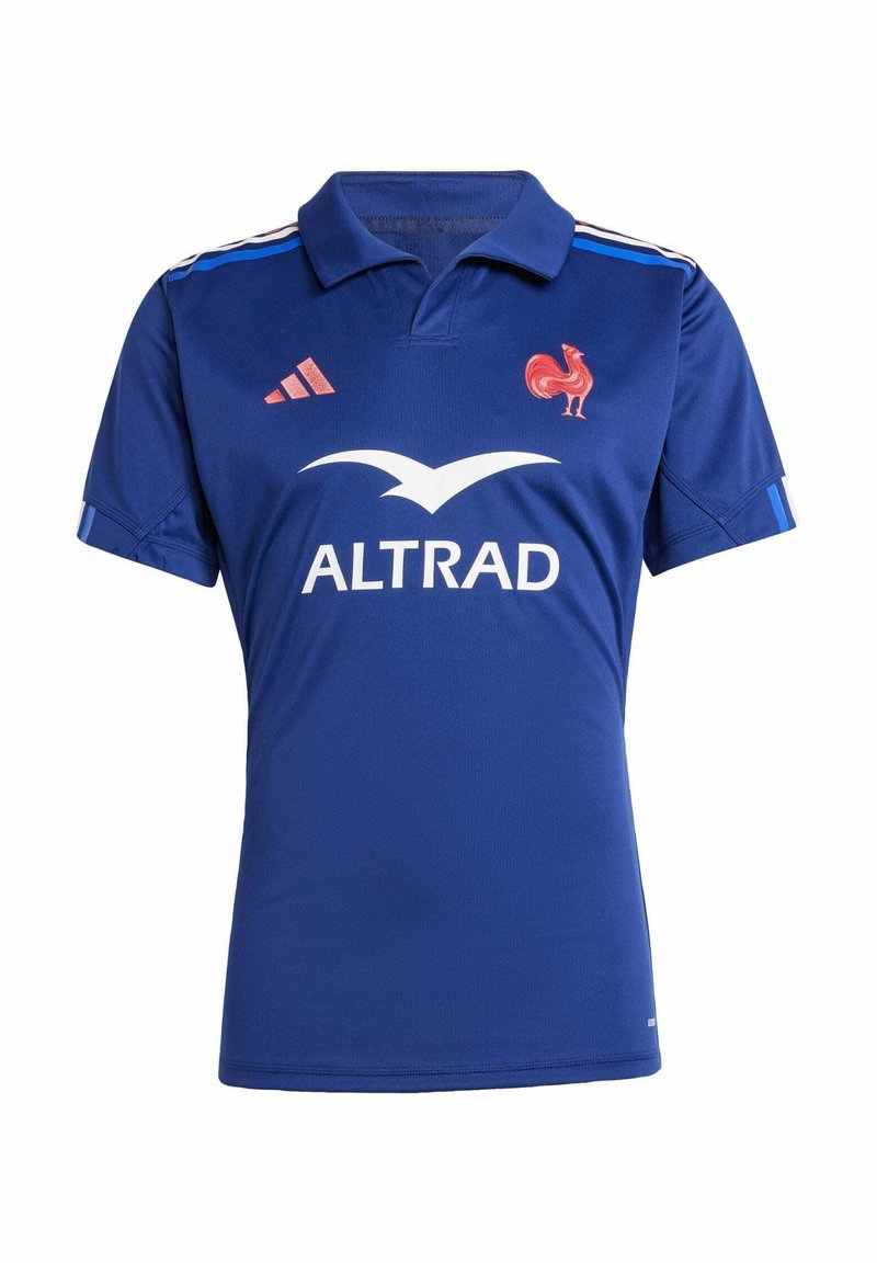 Polo bleu en matériau léger avec un col. Présente des accents rouges, des logos de marque blancs et un emblème de coq sur la poitrine.
