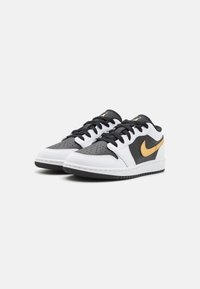 Jordan AIR JORDAN 1 UNISEX - Sportcipő - white/metallic gold/black
