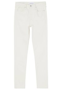 Pantalones vaqueros ajustados blancos, hechos de denim, con cinco bolsillos, cierre de botón y cremallera, y una etiqueta de Calvin Klein en la cinturilla.