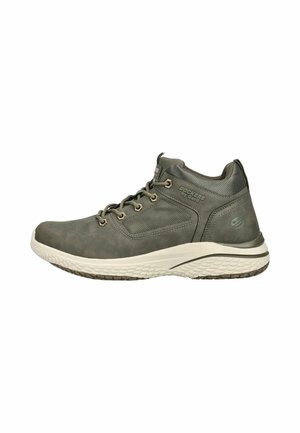 Grå mid-top sneaker med hvidt tekstureret sål, snørebånd foran og "Dockers by Gerli" logo på siden og tungen.