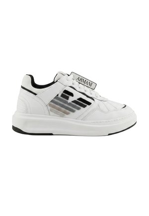 Witte lage sneaker met zwarte details en een transparant zijpaneel, met het Armani-logo op de tong en een dikke zool.