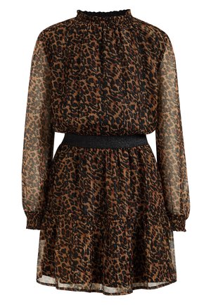 Robe longue à manches longues en tissu transparent avec imprimé léopard marron et noir, col haut smocké et taille cintrée noire.
