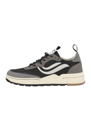Zapatilla deportiva negra y gris de corte bajo con diseño de ondas blancas, cordones negros, tiradores y suela gruesa de color blanco roto con dibujo de banda de rodadura en negro y marrón.