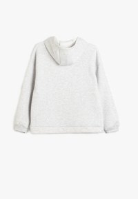 Sudadera gris con capucha que presenta una textura suave, hombros caídos, puños elásticos y una cinturilla, con un diseño minimalista y sin logotipos visibles.