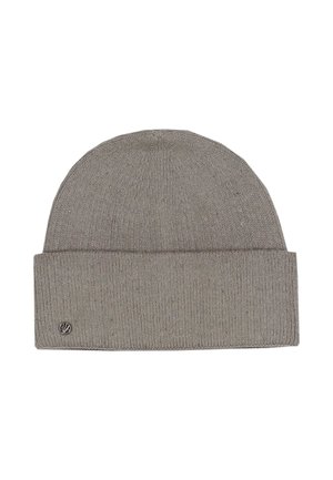 Cappello invernale grigio a maglia con risvolto e piccolo logo metallico rotondo sul risvolto, sfondo semplice.