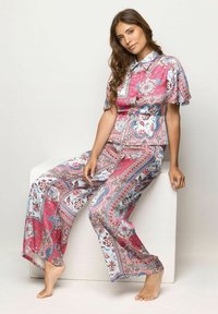 Set due pezzi a fantasia rosa e blu, composto da una maglietta con colletto e maniche corte e pantaloni larghi e morbidi in un materiale leggero.