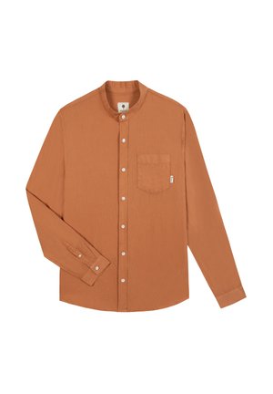 Heren shirt met lange mouwen in roestkleur, met mandarijnkraag, witte knopen en borstzak met merklabel, op een witte achtergrond.