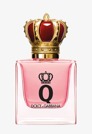 Flacon de parfum carré rose avec un bouchon en forme de couronne dorée et rouge, une couronne noire et le logo "Q" au-dessus du texte Dolce & Gabbana.