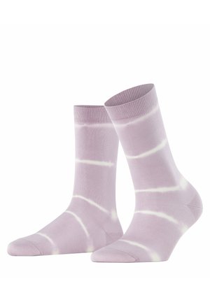 Para jasnofioletowych skarpetek za kostkę z białymi paskami w stylu tie-dye, ustawionych pionowo na białym tle.