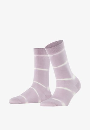 Para jasnofioletowych skarpetek za kostkę z białymi paskami w stylu tie-dye, ustawionych pionowo na białym tle.