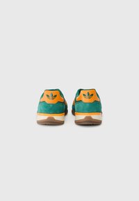 adidas Originals GAZELLE SALA UNISEX - Tenisice - collegiate green/crew orange/gum