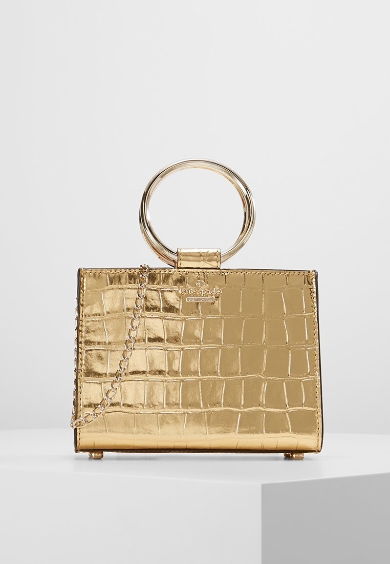 Borsa in faux pelle dorata con texture a crocodile, forma rettangolare, manico metallico circolare e tracolla rimovibile.