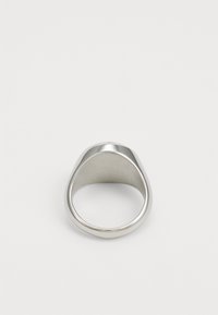 Sølvmetalring med et glat, afrundet design, der har en børstet overflade og en tilspidset form, ideel til afslappet eller formelt brug.