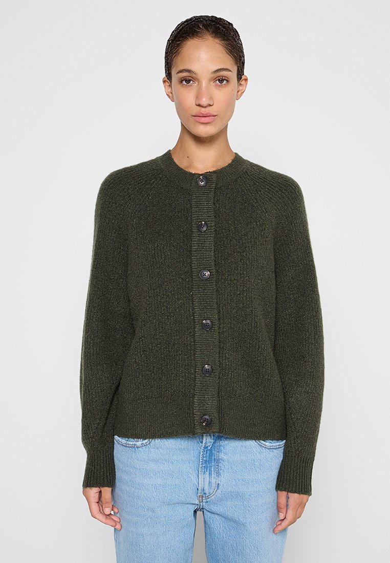 Dunkelgrüne, knöpfbare Strickjacke aus strukturiertem Strickstoff, mit Rundhalsausschnitt und sechs dunklen Knöpfen auf der Vorderseite.