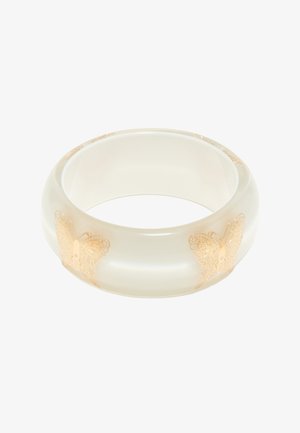 Przezroczysta biała bransoletka z żywicy z gładką powierzchnią i złotymi motywami motyli równomiernie rozmieszczonymi wokół opaski.