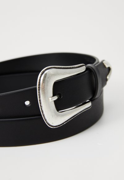 Cinturón de cuero negro enrollado con una hebilla rectangular curva de tono plateado sobre un fondo blanco.