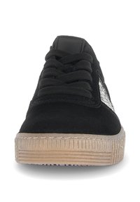 Zwarte suède sneaker met een ronde neus, platte geweven veters en een getextureerde gumrubberen zool. Voorzien van een metallic zilveren accent aan de zijkant.