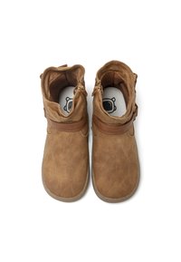 Botas de tobillo de cuero marrón con un acabado suave y texturizado, que cuentan con un detalle de correa marrón y un diseño de punta redondeada.