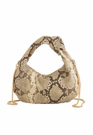 Petit sac à main avec motif en cuir de serpent beige et marron, poignée nouée et bandoulière chaîne dorée amovible sur fond blanc.