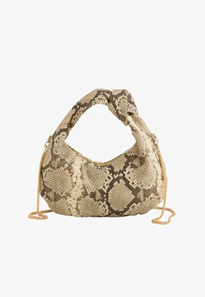 Kleine Handtasche mit beigem und braunem Schlangenledermuster, geknotetem Griff und abnehmbarem goldfarbenem Kettenriemen auf weißem Hintergrund.