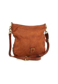 Borsa a spalla in pelle marrone con una finitura morbida e texture, caratterizzata da una patch quadrata con logo e dettagli in metallo dorato. Include una tracolla regolabile.