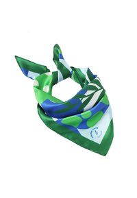 Fular din mătase, cu model verde și albastru, în formă triunghiulară, cu o textură fină, având forme abstracte mari și un logo imprimat.