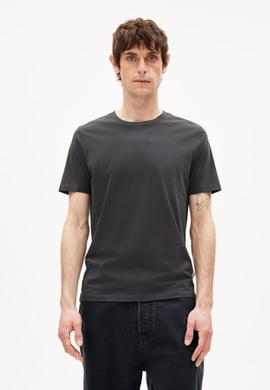 Dark grey short-sleeve t-shirt made of cotton. Features a crew neckline and a relaxed fit, paired with dark denim pants.