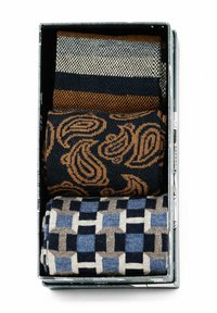 Box-Set mit drei gemusterten Socken: Streifen in Braun und Marineblau; wirbelndes Design in Marineblau und Orange; karierter Stil in Blau, Grau und Marineblau.