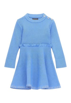 Niebieska dzianinowa sukienka o prążkowanej fakturze, z długimi rękawami, okrągłym dekoltem, marszczonym pasem i nadrukowanym logo "GUESS" wzdłuż dołu.