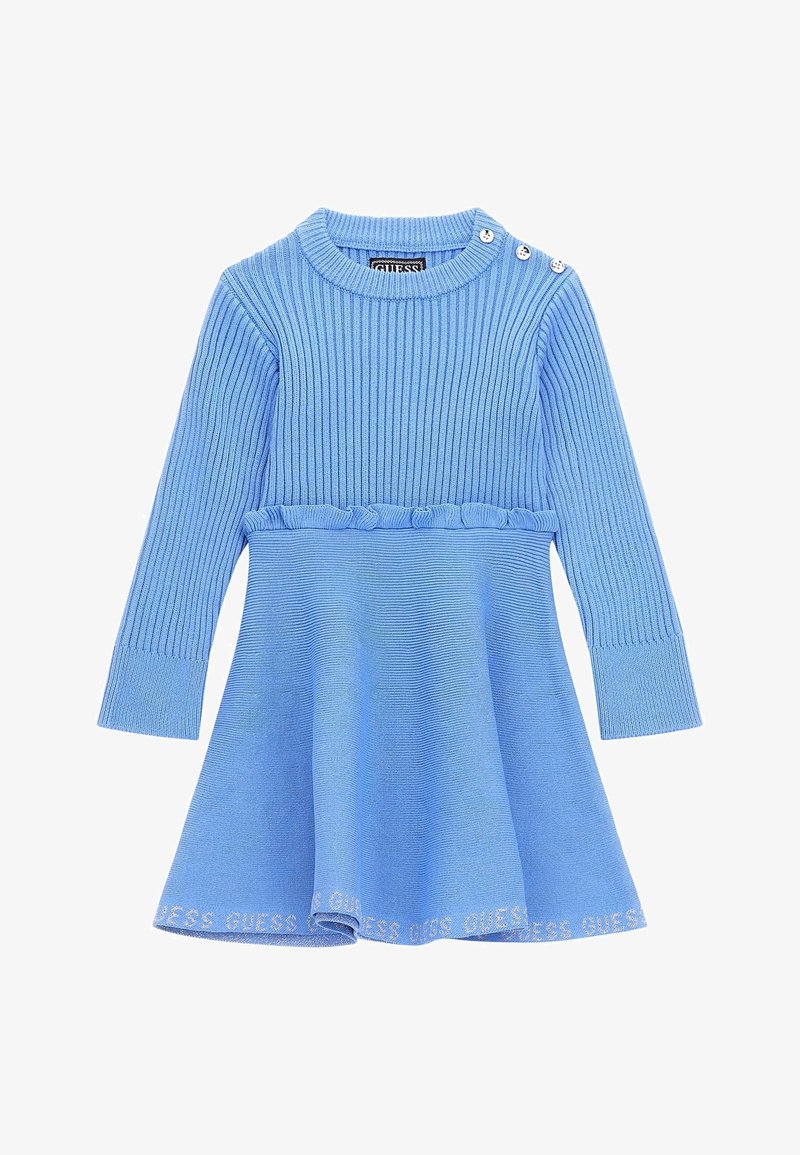 Robe bleue tricotée avec texture côtelée, manches longues, col rond, taille froncée et logo "GUESS" imprimé le long de l'ourlet.