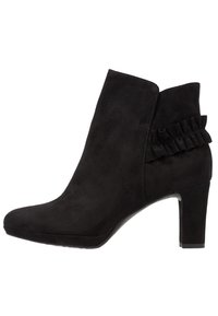 Černá semišová kotníková bota s špičatou špičkou, vysokým podpatkem a volánkovým akcentem na boku. Hladká textura a minimální detaily šití.