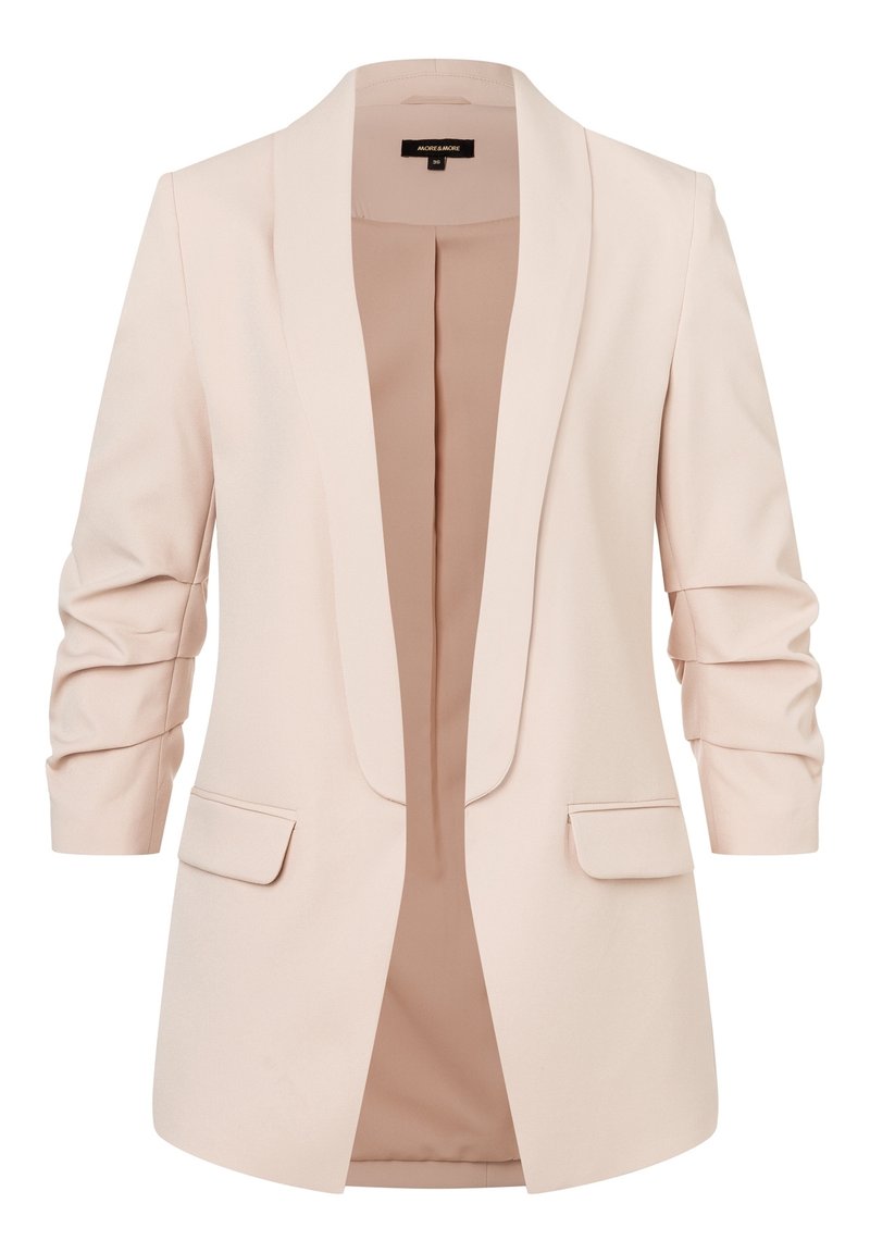 Blazer rosa chiaro con colletto a scialle, due tasche frontali e maniche arrotolate. Tessuto liscio con vestibilità sartoriale e design aperto.
