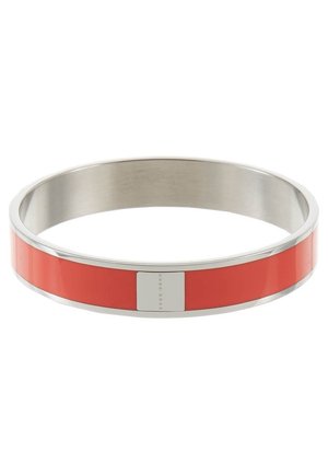 Silberner Metall-Armreif mit einer glatten roten Emaille-Einlage und einer kleinen rechteckigen silbernen Plakette in der Mitte.