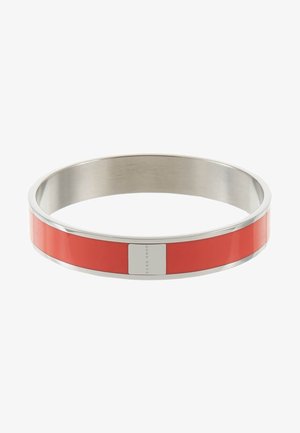 Pulsera rígida de metal plateado con un incrustación lisa de esmalte rojo y una pequeña placa rectangular de plata en el centro.