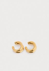 Para złotych kolczyków w kształcie kół, z gładką, błyszczącą powierzchnią, o skręconym wzorze i otwartych końcach.
