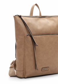 Zaino in finta pelle marrone con zip superiore, tasca frontale e doppie spalline. Presenta una texture liscia e un design minimalista.