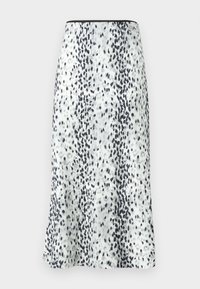 Une jupe de longueur genou en tissu blanc avec un motif tacheté noir et gris, terminée par une taille simple et un petit logo.